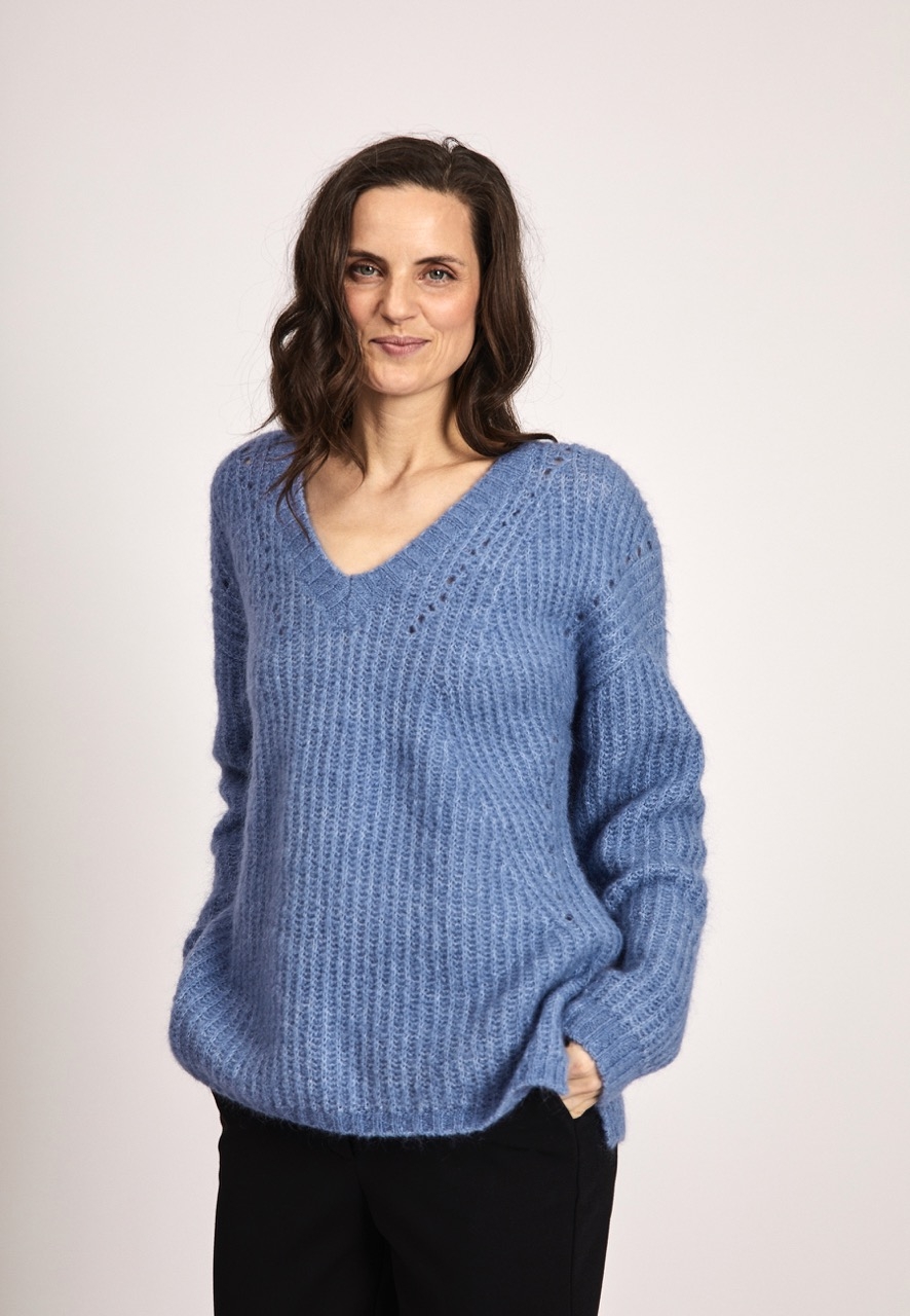 En nydelig strikket genser fra Claire Woman laget av Soft stretch RWS baby Mohair.