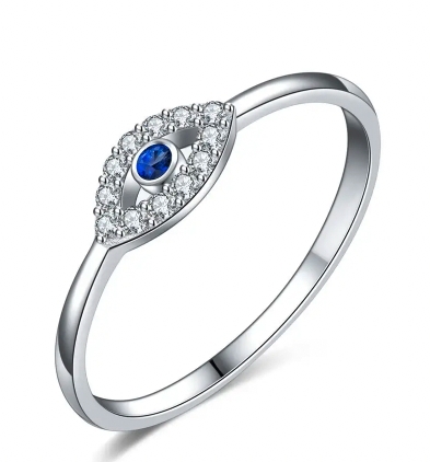 En nydelig ring fra Ella & Pia. Ringen er laget av 925 Stearling Silver belagt med rhodium og zirikonastener. Alle smykkene fra Ella & Pia nikkel- og blyfri. Ringen er størrelse 6 (16,5mm innvendig mål).