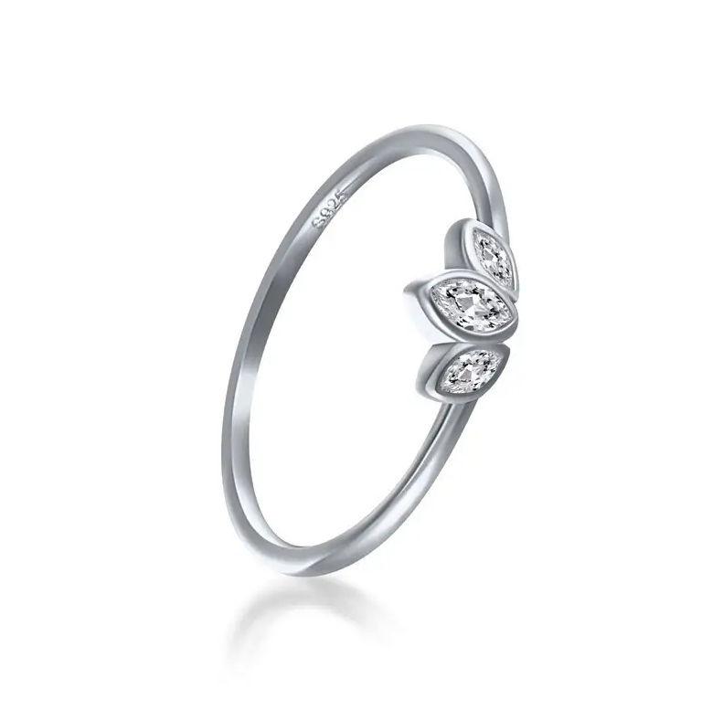 En nydelig ring fra Ella & Pia. Ringen er laget av 925 Stearling Silver belagt med rhodium for å bevare sølvfargen, og vakre zirkonia stener. Ringen veier 2g, og er i str. 8 (Innvendig mål: 18,1mm). Alle smykkene fra Ella & Pia nikkel- og blyfri.