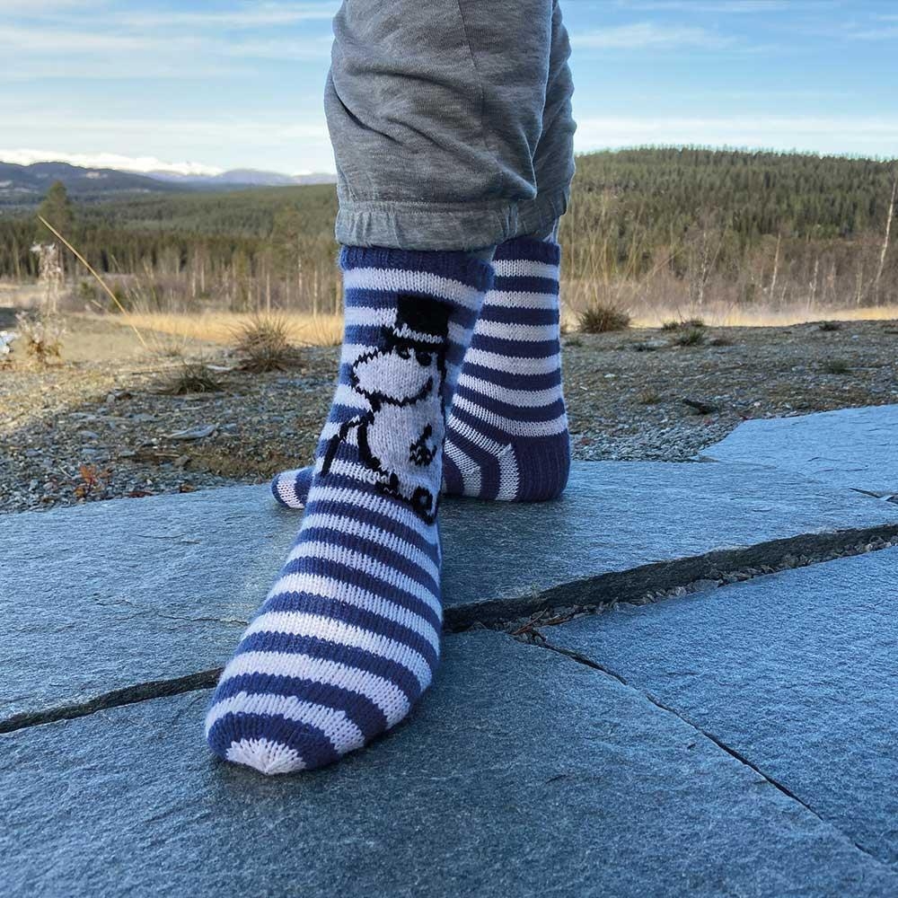 Ett par nydelige sokker med Mummipappa. Garnpakken inneholder mønster og monteringsanvisning på norsk. Anbefalt strikkepinne er nr. 3 - 3,5 , men  kommer ann på ditt eget strikkelag. 

 

Novita Muumitalo er laget av 75 % ull og 25 % polyamid.  

 