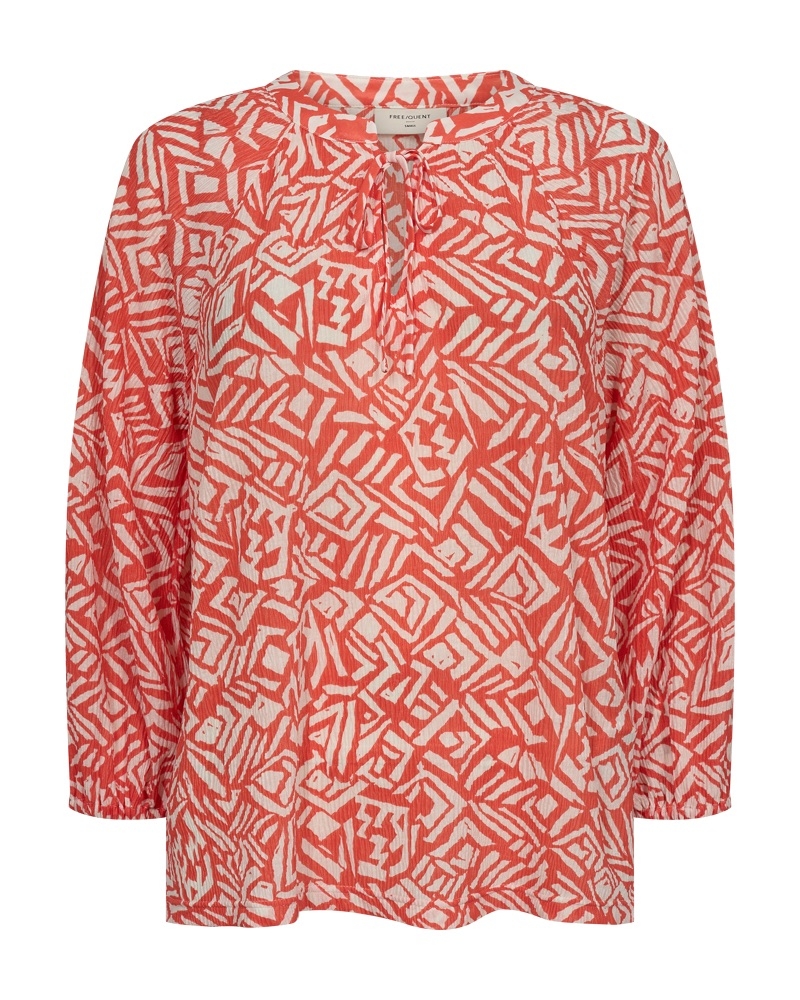 Lett og krinklet bluse fra Freequent i nydelige sommerfarger. 
100% Polyester