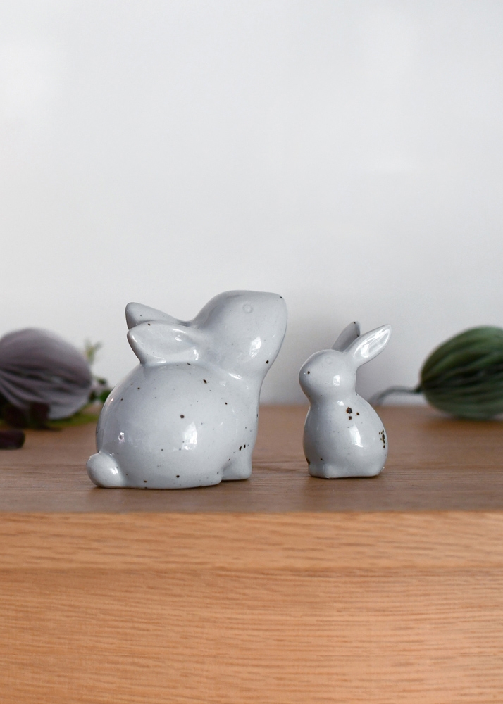 Dekor i glasert keramikk. En søt kanin å pynte med for seg selv, som par eller sammen med vår andre påskepynt.
