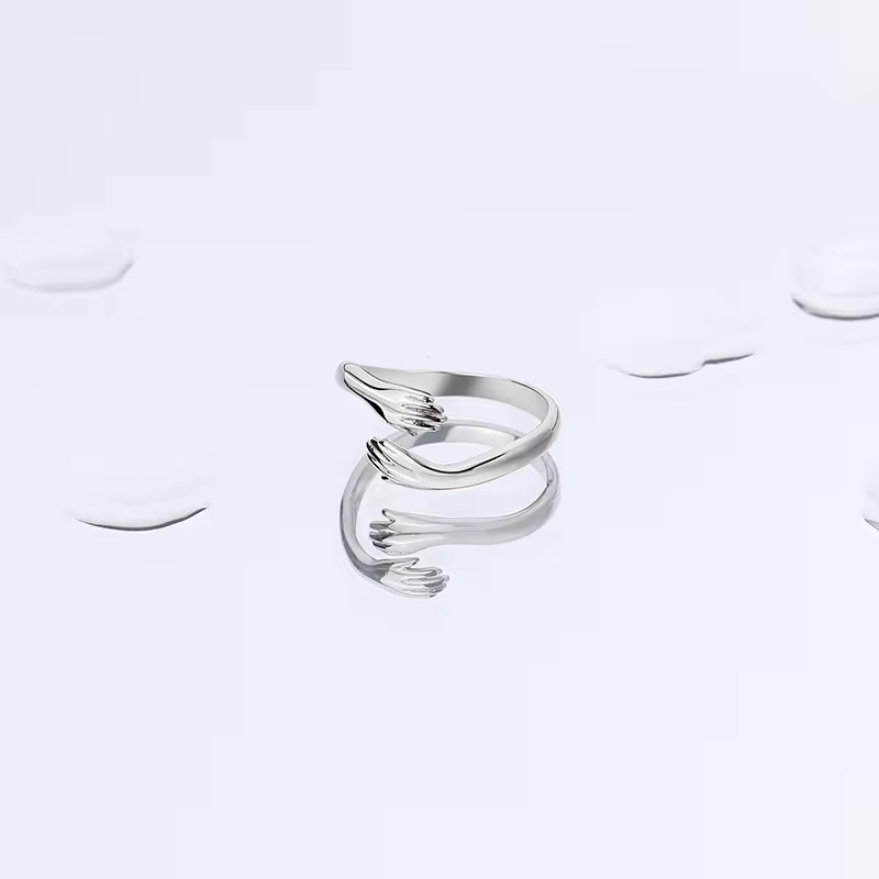 En nydelig justerbar ring fra Ella & Pia. Ringen er laget av 925 Stearling Silver belagt rhodium. Ringen veier ca 1,9g. Alle smykkene fra Ella & Pia nikkel- og blyfri.