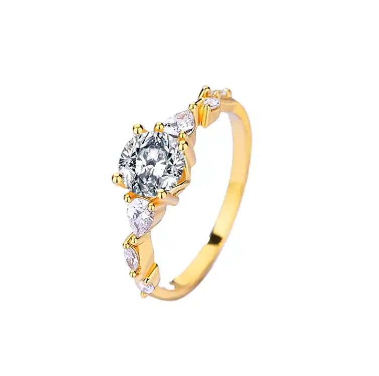 En nydelig ring fra Ella & Pia. Ringen er laget av 925 Stearling Silver belagt med 18K gull og vakre zirkoniastener. Ringen veier 2,3g, og er i str. 6 (Innvendig mål: 16,5mm). Alle smykkene fra Ella & Pia nikkel- og blyfri.