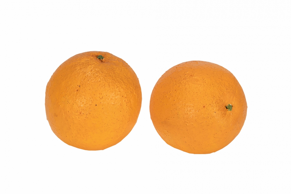 Fine dekor-appelsiner laget av plast. Appelsinene måler 4,9x7,3cm. Og selges en og en. 
