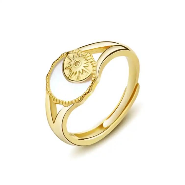 En nydelig justerbar ring fra Ella & Pia. Ringen er laget av 925 Stearling Silver belagt med 18K gull. Ringen veier 2,3g. Alle smykkene fra Ella & Pia nikkel- og blyfri.