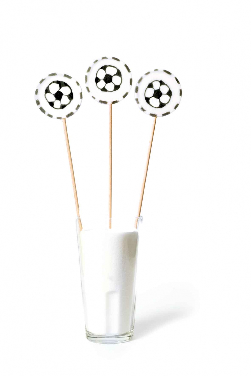 Stor slikkepinne med motiv av fotball. Selges en og en. Ø 5 cm H 23,5 cm.