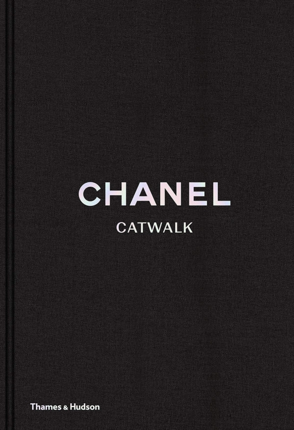 En aldeles nydelig dekorbok fra Chanel. Boken er fantastisk å pynte med, og ikke minst interessant. Boken har hardt omslag og måler 28×6,4×19cm.