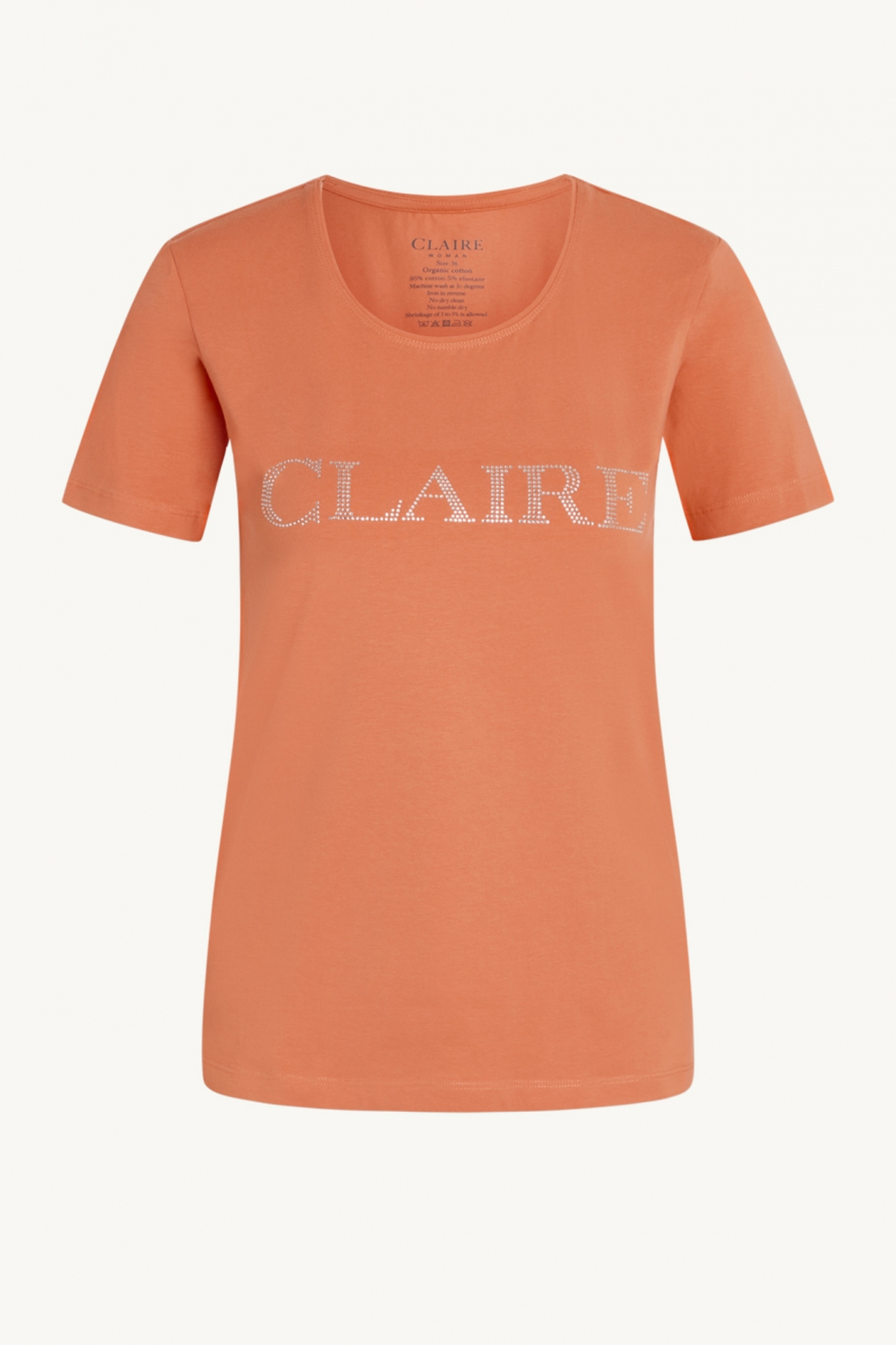 Klassisk T-skjorte med korte ermer og rund hals. Claires logo er plassert på brystet i små strass. Claire basic. Dette produktet er sertifisert med Contains Organic Cotton. 95% Cotton 5% Elastane