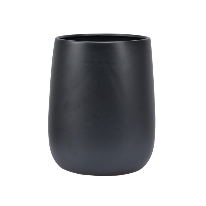 Matt grå/sort stor potteskjuler i keramikk. Måler 24,5x30cm.