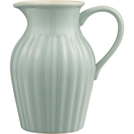 Nydelig vannkanne, vase, karaffel, eller hva du vil kalle den! Utrolig dekorativ og lekker, samt praktisk. Kannen er laget av keramikk og måler B: 14 H: 20 L: 21cm, og rommer 1,7 liter.
