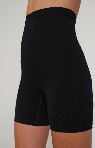 Shaping shorts i en myk og stretchy kvalitet. Shortsene er enkle i modellen med brede elastikkanter ved bena og i livet, som sikrer en behaglige passform. Perfekt under kjoler og vide bukser.