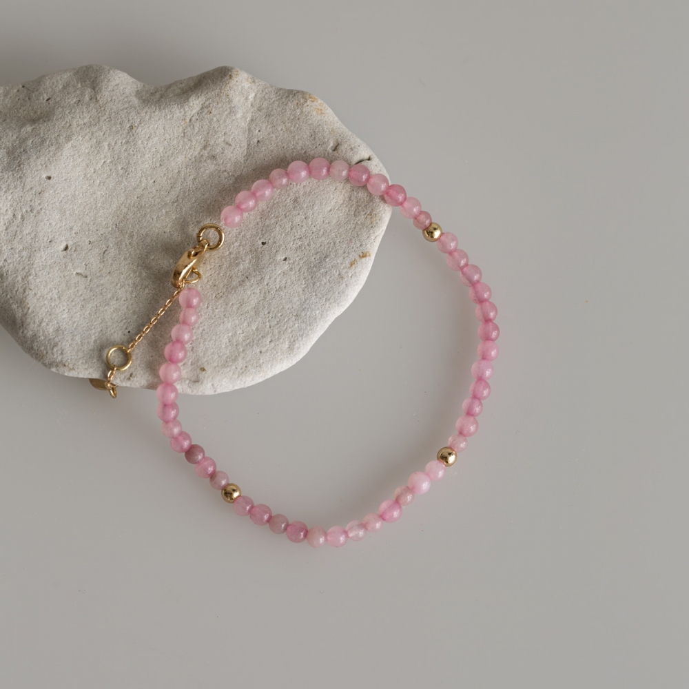 Nydelig armbånd med elegante halvedle krystaller med klassiske gulldetaljerte perler.