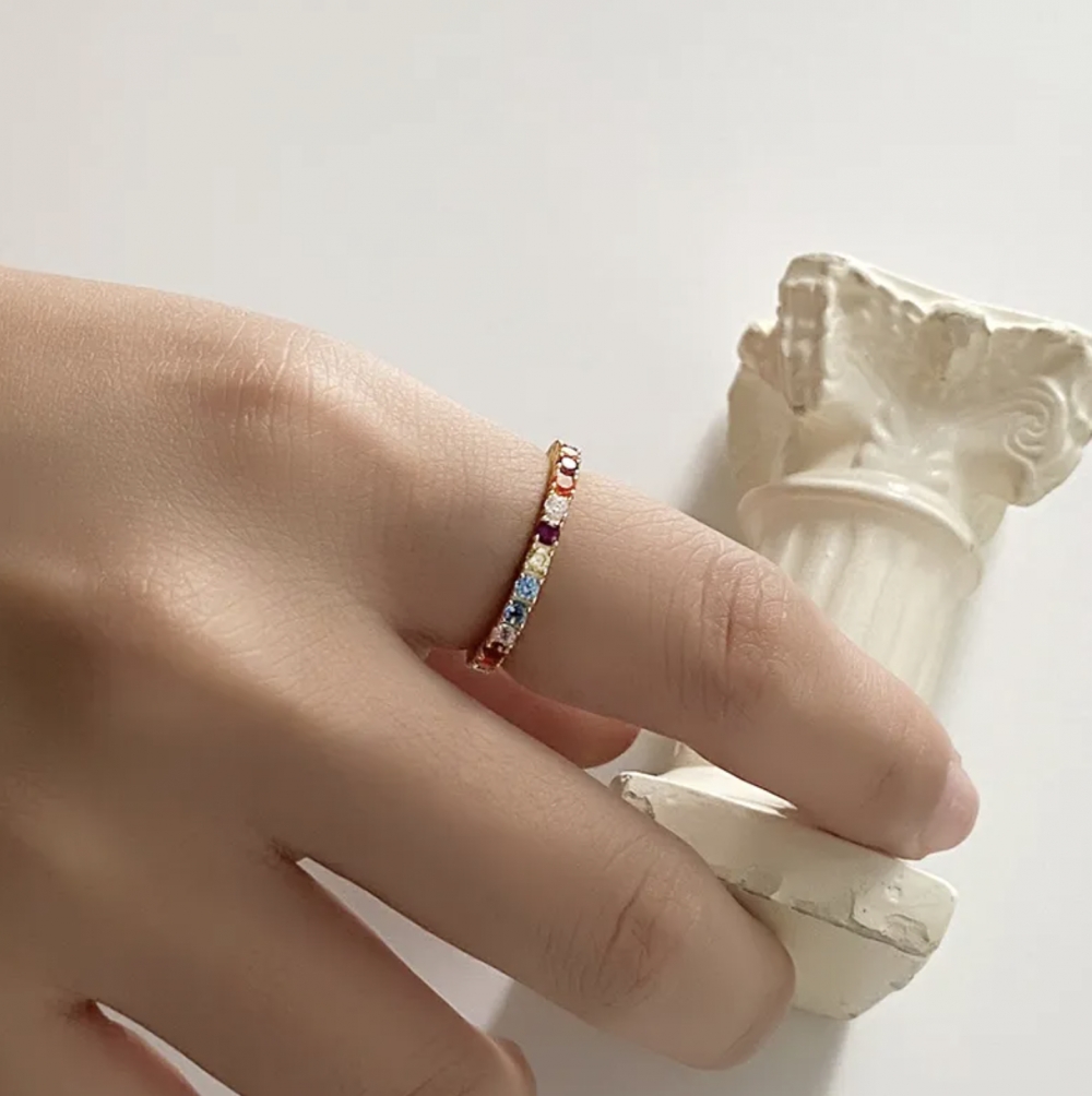En nydelig ring fra Ella & Pia. Ringen er laget av 925 Stearling Silver belagt med 18K gull og zirikonastener. Ringen veier 1,6g og er størrelse 8 (18,1mm). Alle smykkene fra Ella & Pia nikkel- og blyfri.