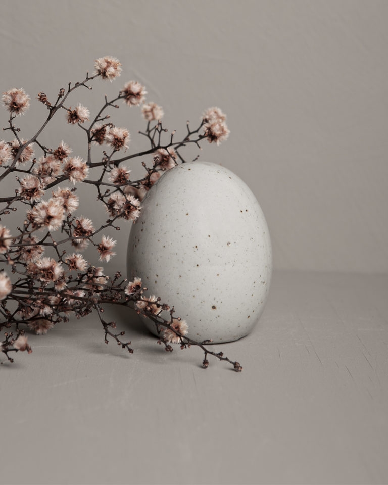 Dekor i glasert keramikk. Dette egget gir deg en stilig, moderne påske. Perfekt i sin ensomhet eller sammen med vår andre påskepynt.