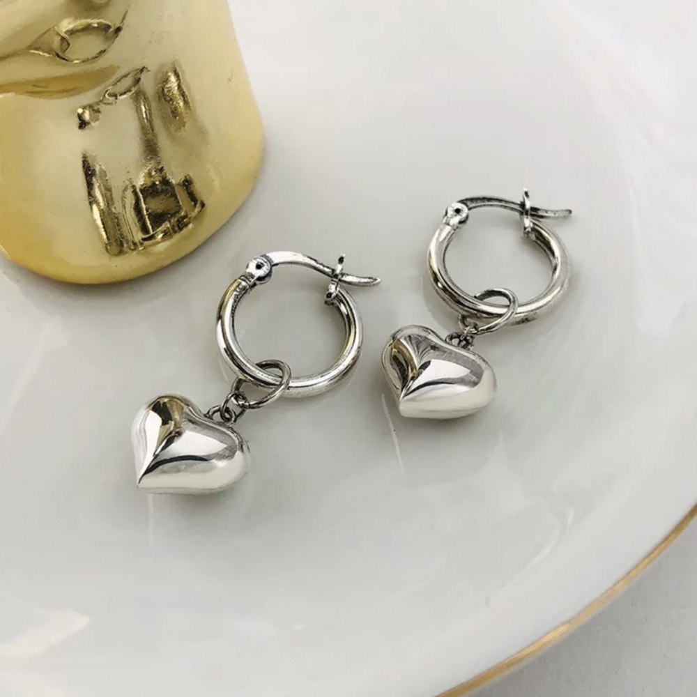 Nydelige øredobber fra Ella & Pia. Smykkene er laget av 925 Stearling Silver som er belagt med rhodium. Øreringene måler 11x11.9mm og veier 3,2g. Smykkene er nikkel- og blyfrie, og allergivennlige.