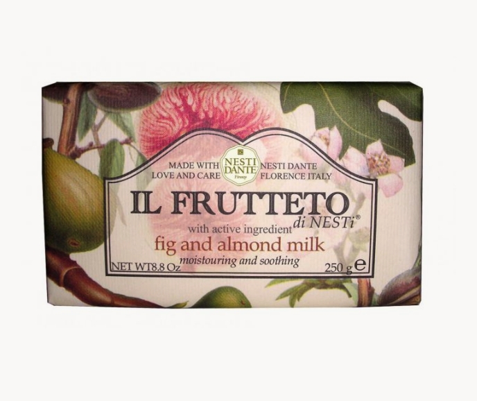 Nesti Dante Il Frutetto Fig and Almond Milk Soap Bar er en beroligende såpe med aktive ingredienser. Den fortryllende duften kan minnes om en vakker frukthage. Såpen er beriket med mandelprotein som fukter huden.
