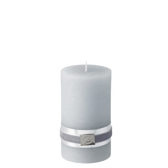 Rustikk parafinlys fra Lene Bjerre. Dette nydelige lyset skaper den perfekte atmosfæren i hjemmet ditt. Lyset er produsert i 100% parafin, som er et mineralmateriale med bedre egenskaper enn vanlig stearin. 