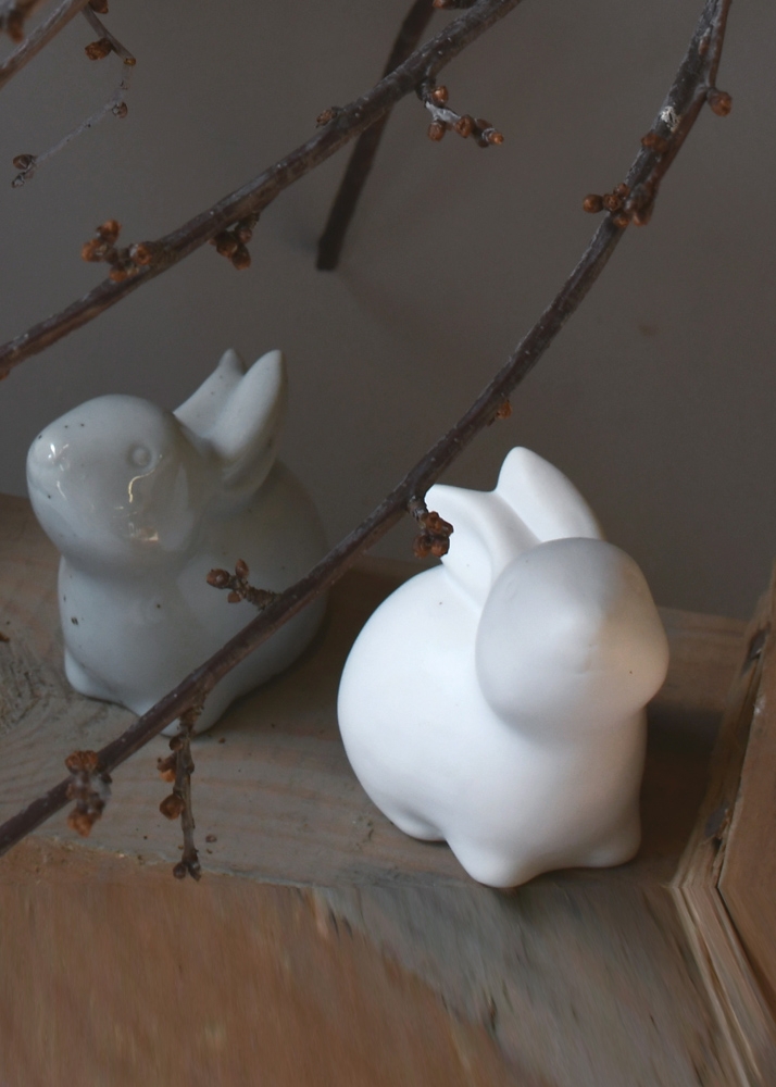 Stor kanin i glasert keramikk. En søt kanin som er fin alene, som par eller sammen med vår andre påskepynt.