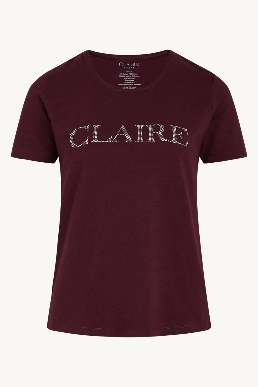 Klassisk T-skjorte med korte ermer og rund hals. Claires logo er på brystet i små strasstener. Claire basic. Dette produktet er sertifisert med Contains Organic Cotton.

95% Cotton 5% Elastane