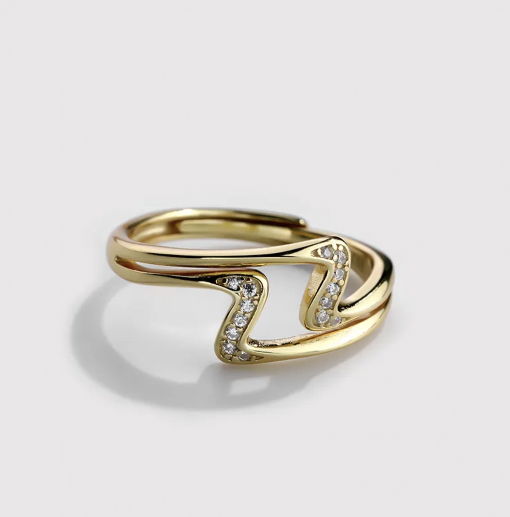 En nydelig justerbar ring fra Ella & Pia. Ringen er laget av 925 Stearling Silver belagt med 18K gull og zirkoniastener. Ringen veier 1,9g. Alle smykkene fra Ella & Pia nikkel- og blyfri.