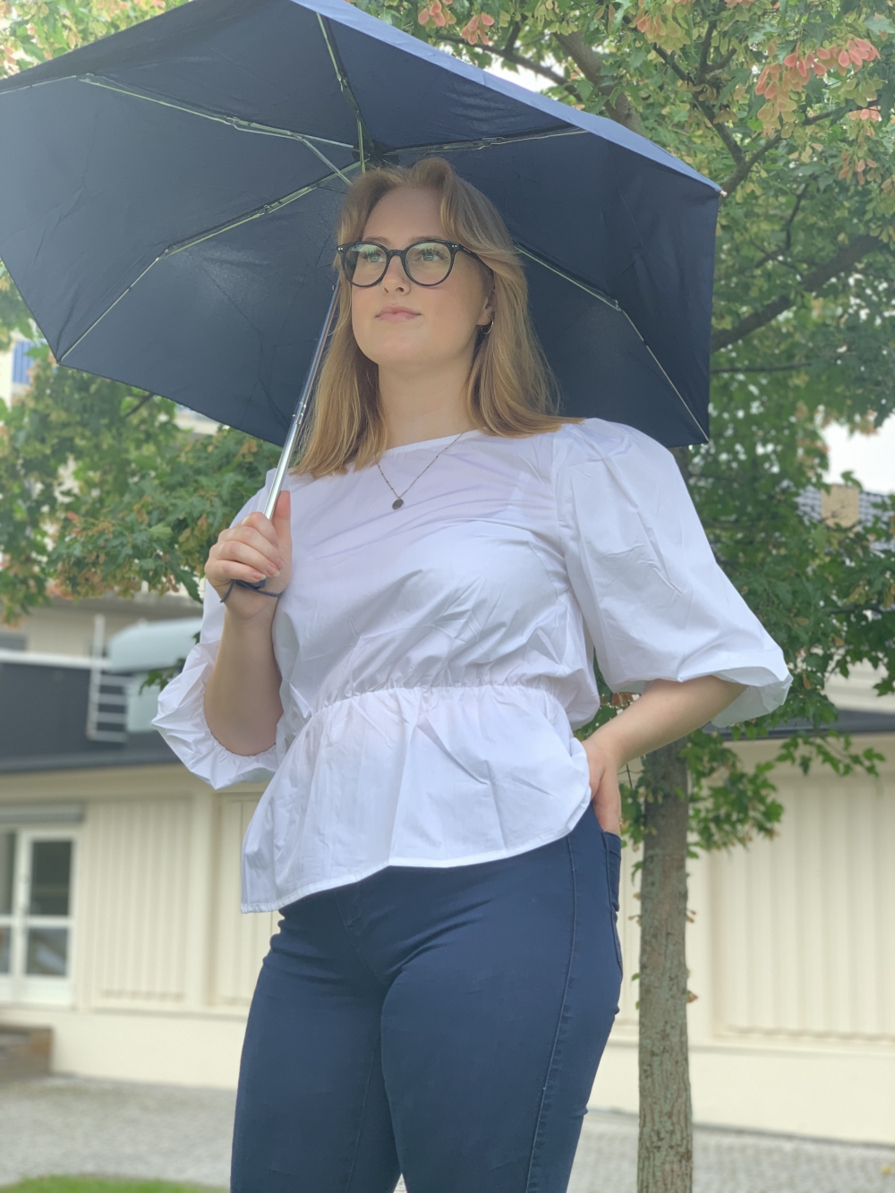 Liten og praktisk paraply i høy kvalitet og klassisk design fra Sajaco Nordic. Fin i hånda og i vesken. Denne er mørke blå men finnes også i sort. 
