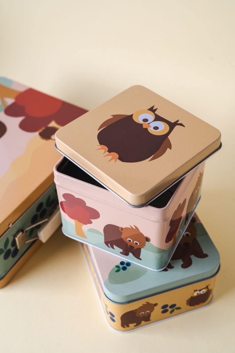 Søt boks fra Blafre med motiv bjørn og ugle fra skogserien. Kan brukes som en liten matboks, til knappesamlingen eller til småtteriet du ikke vet hvor du skal gjøre av. Boksen passer også perfekt oppi koffertboksene våre som romdeler.