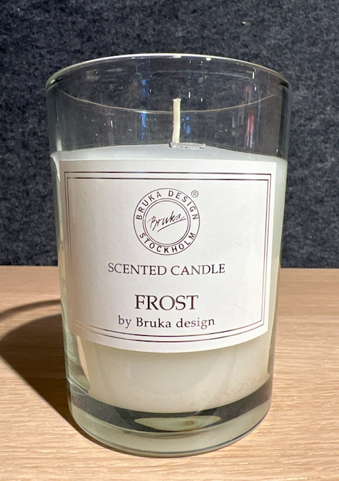 Nydelig duftlys fra Bruka Design i et moderne design. Duftlyset brenner godt og varer lenge, samt gir en mild duft til rommet. 8x10,5 Cm