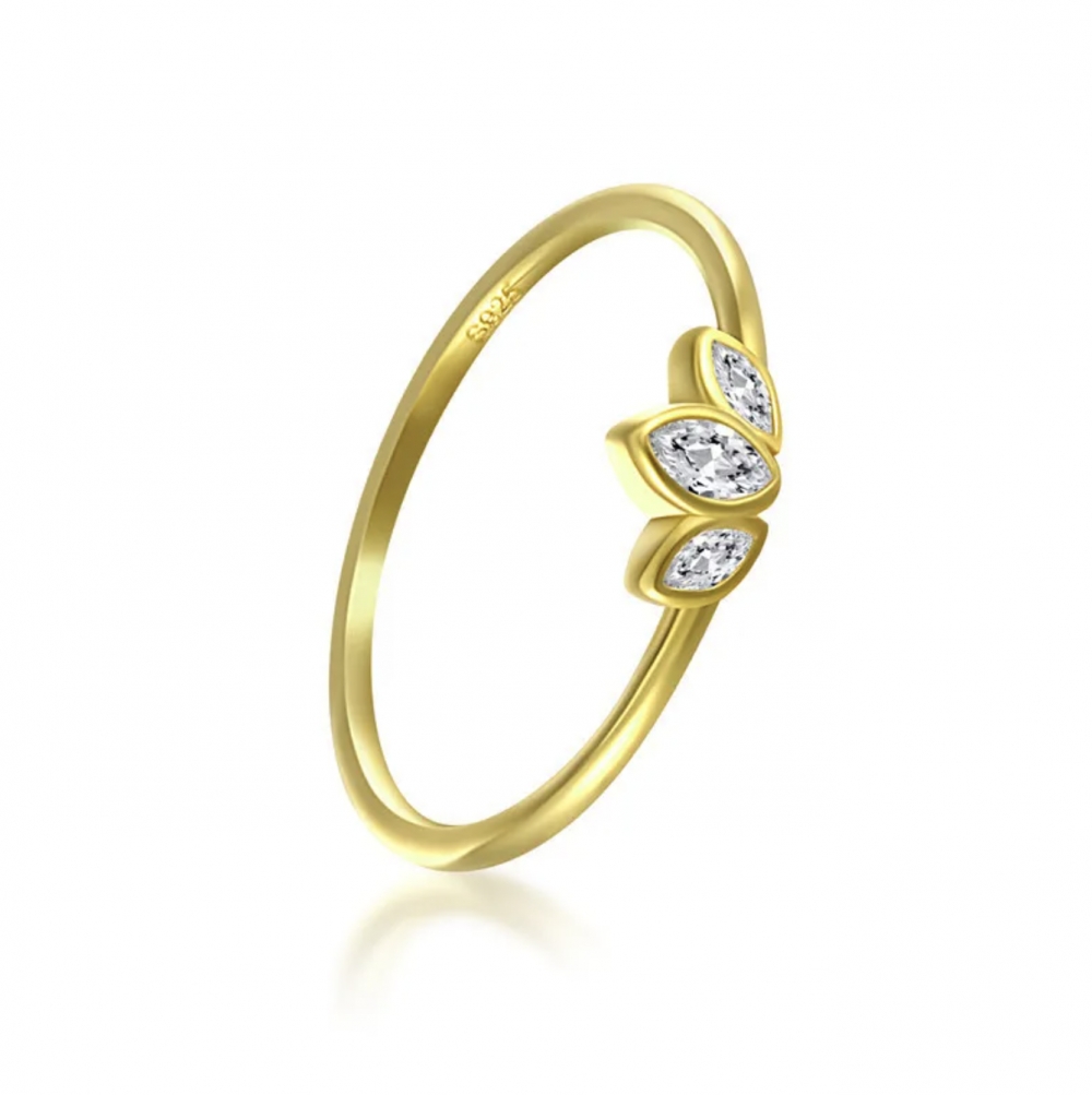 Et nydelig smykke fra Ella & Pia. Ringen er laget av 925 Stearling Silver belagt med 18K gull og en vakker zirkonia sten. Ringen veier 2g, og er i str. 7 (Innvendig mål: 17,3mm). Alle smykkene fra Ella & Pia nikkel- og blyfri.