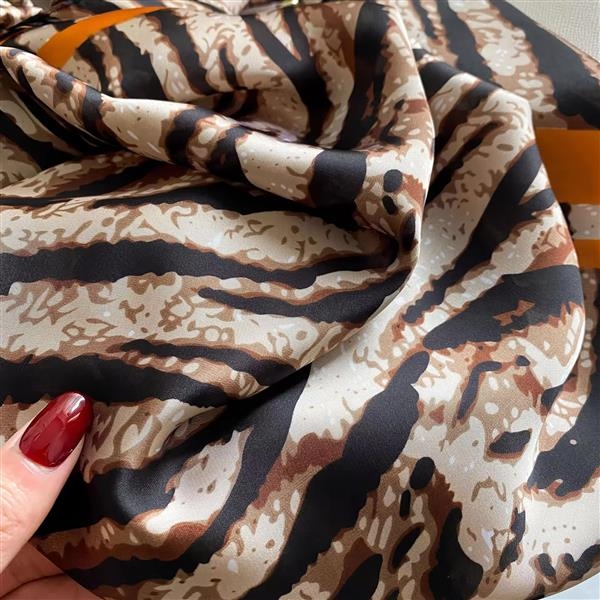 Et herlig skjerf med en silkeaktig følelse. Skjerfet måler 180x90 cm og er laget av polyester. 