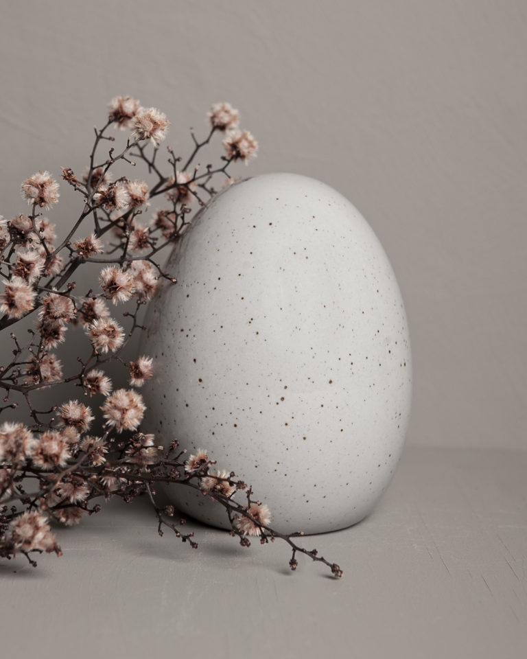 Dekor i glasert keramikk. Dette egget gir deg en stilig, moderne påske. Perfekt i sin ensomhet eller sammen med vår andre påskepynt.