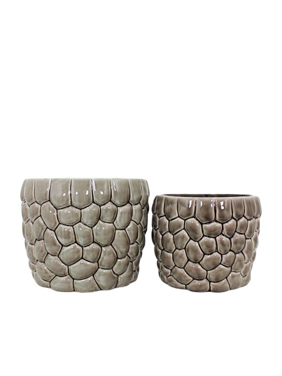 Blank potteskjuler i keramikk. Åpningen er 23 cm, høyden er 21cm. 