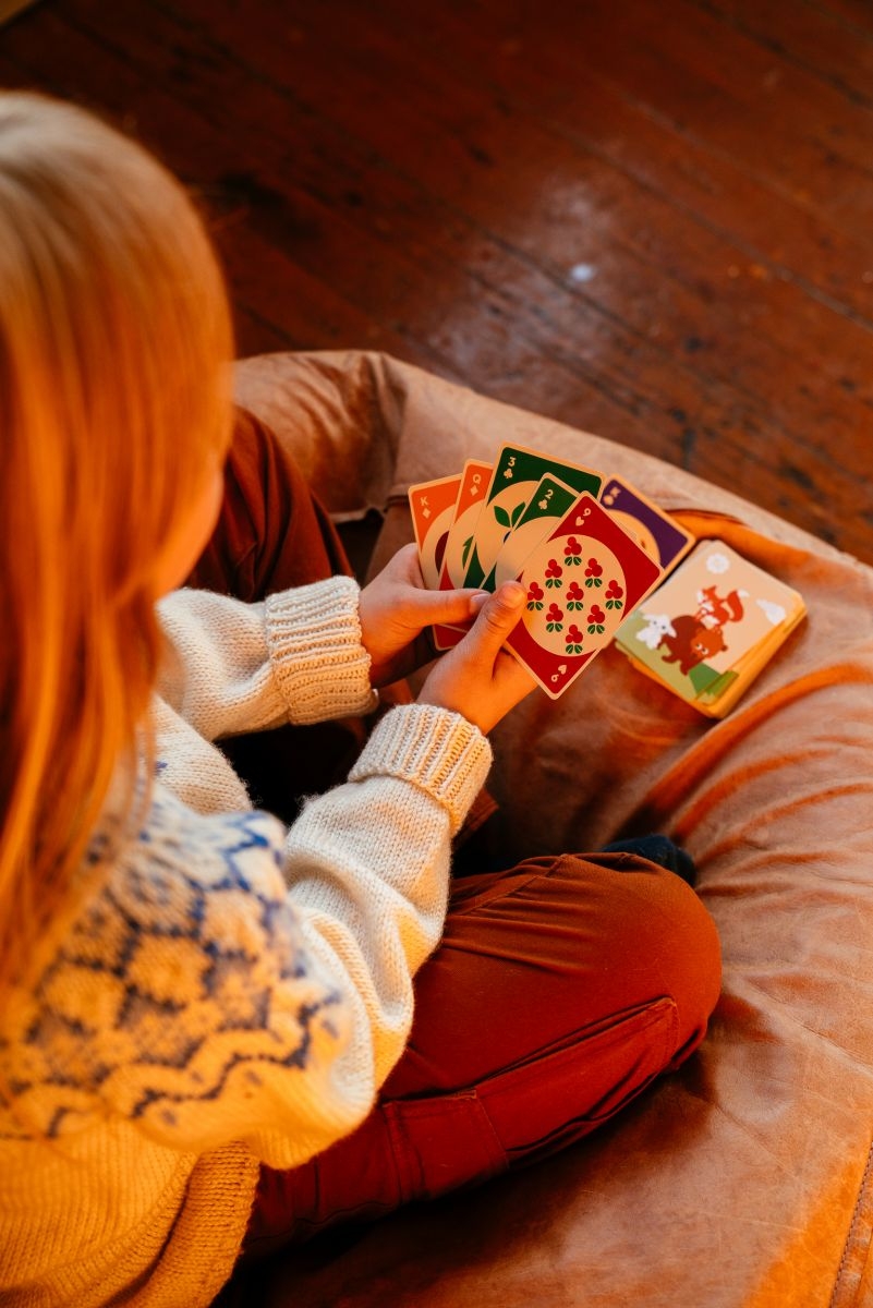 Skap minner med barna og lær dem dine gamle triks i kortspill. Blafre har laget kortstokk med alle vennene våre i Blafre-familien; reven, ugla, lille kanin og hele den glade, snodige gjengen. En så fin gave! Kortstokken ligger i en fin metallboks. 