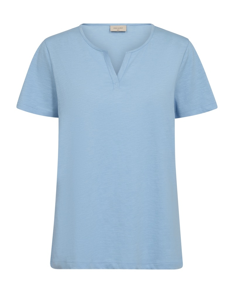 T-shirt fra Freequent i en myk kvalitet. T-shirten er enkel i modellen med V-hals, korte armer og løs passform.

