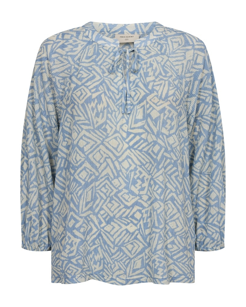 Lett og krinklet bluse fra Freequent i nydelige sommerfarger. 
100% Polyester

