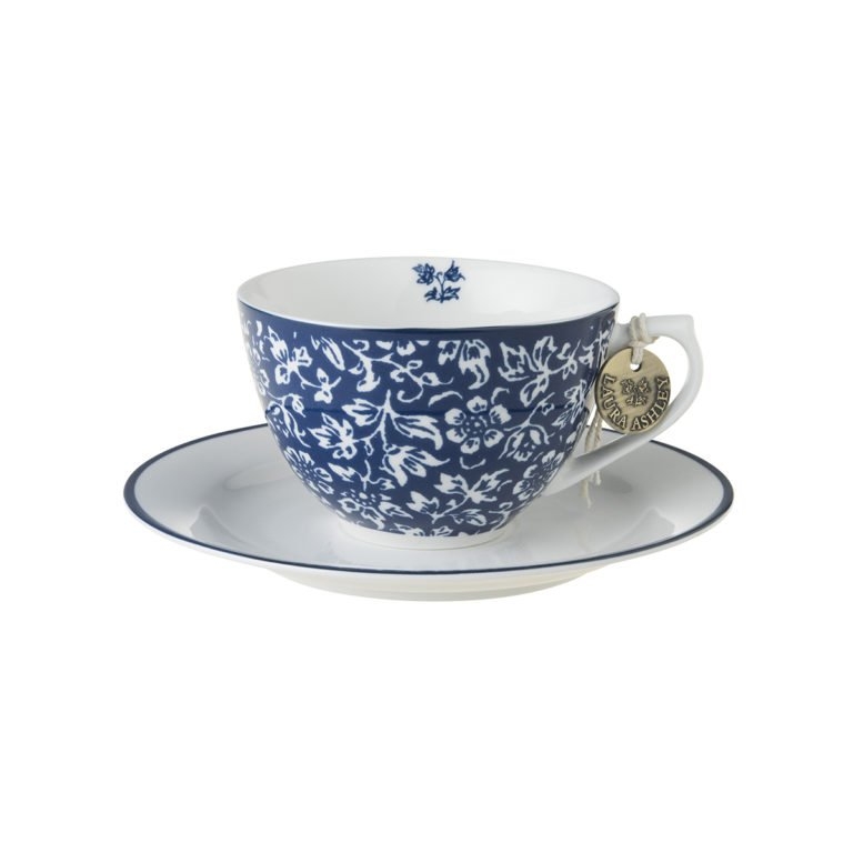 Laura Ashley te-kopp m/skål «Sweet Allysum», i blått og hvitt benporselen. Fra Laura Ashley sitt lekre «Blueprint Collectables» servise.