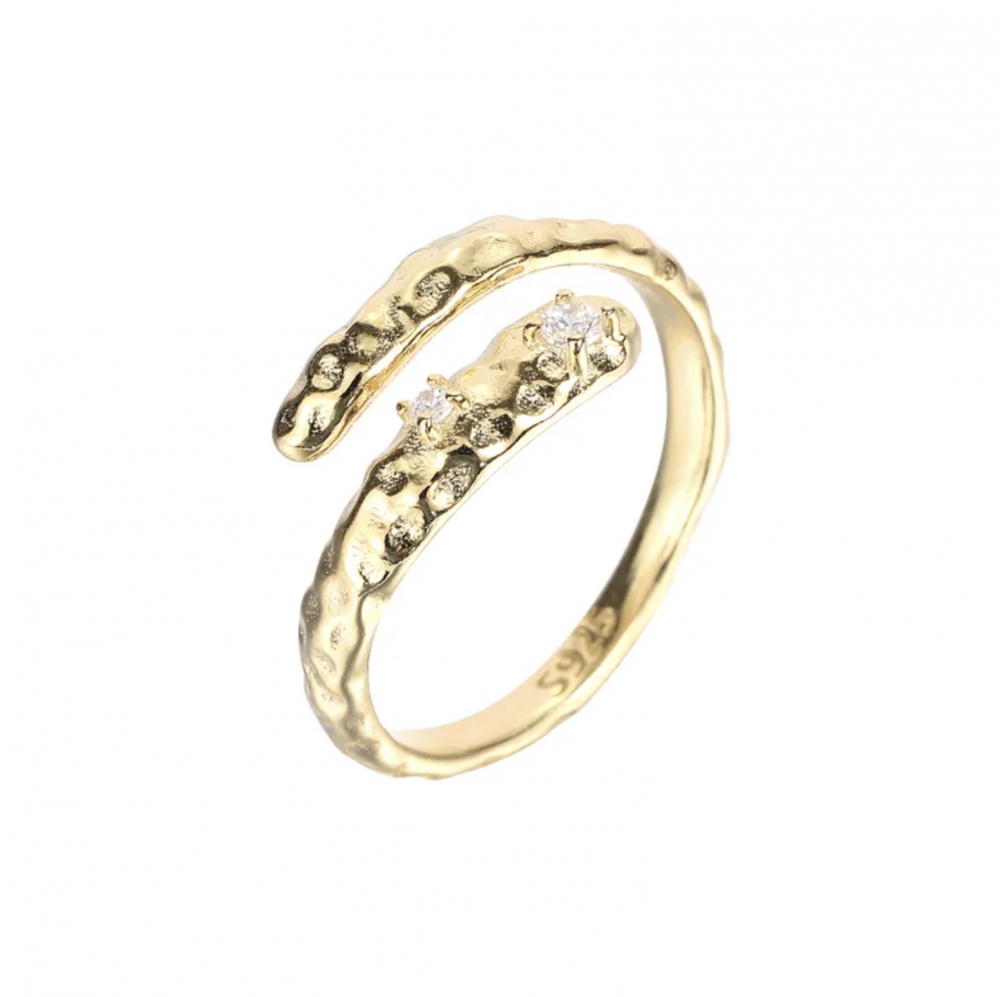 En nydelig justerbar ring fra Ella & Pia. Ringen er laget av 925 Stearling Silver belagt med 18K gull. Ringen veier 1,9g. Alle smykkene fra Ella & Pia nikkel- og blyfri.

