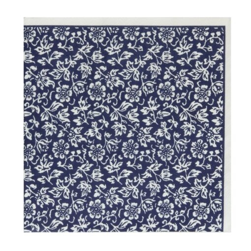 Som en del av vårt servise «blueprint Collectables» kommer det også servietter i matchende mønstre i blått og hvitt, her er det mønsterdesignet Sweet Allyssum. For å skape den perfekte stemning rundt bordet.

