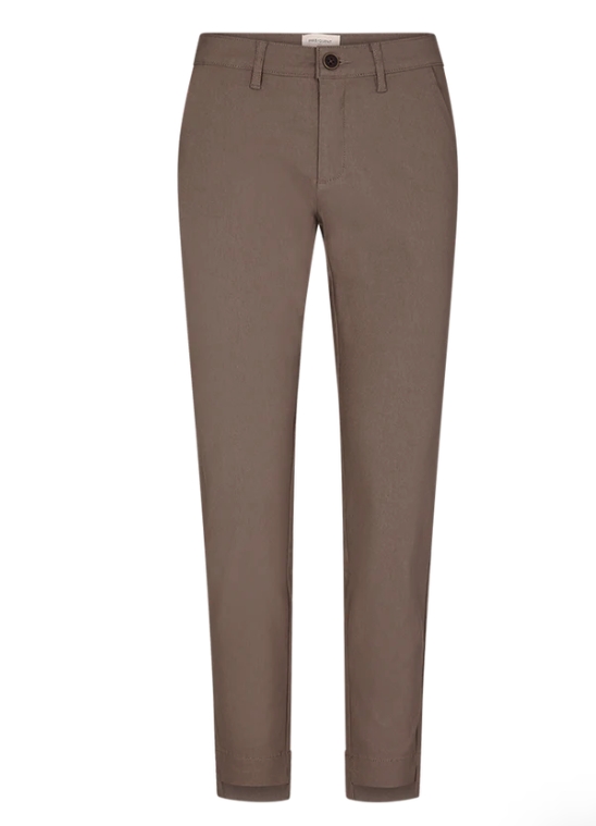 Ankellang bukse i fin kvalitet. Buksen er enkel i design med sidelommer, knapp- og glidelåslukking foran og normal passform. Et par klassiske bukser.