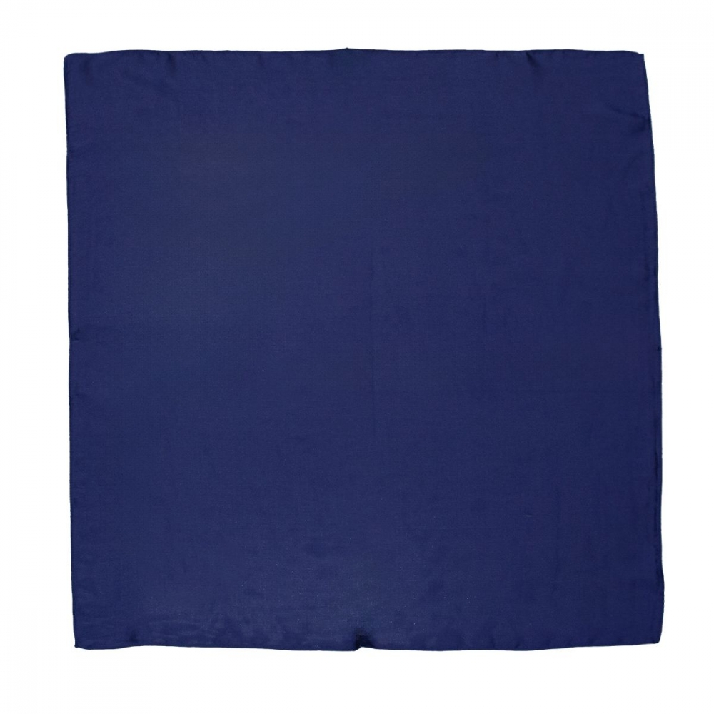 Skjerf med silkefølelse laget av polyester. 70x70 cm