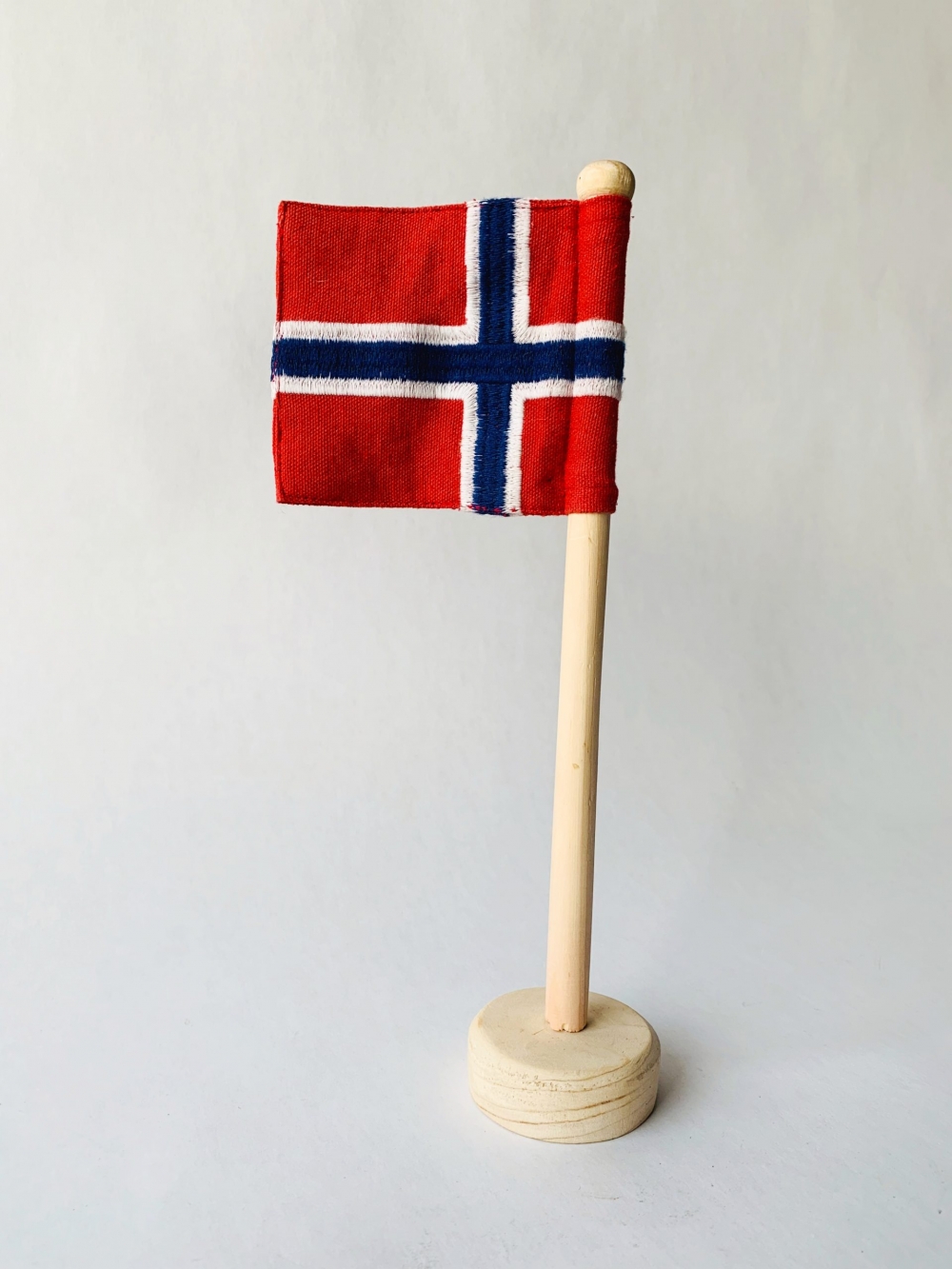 Fint norsk flagg på trestang fra Trend Design. 
