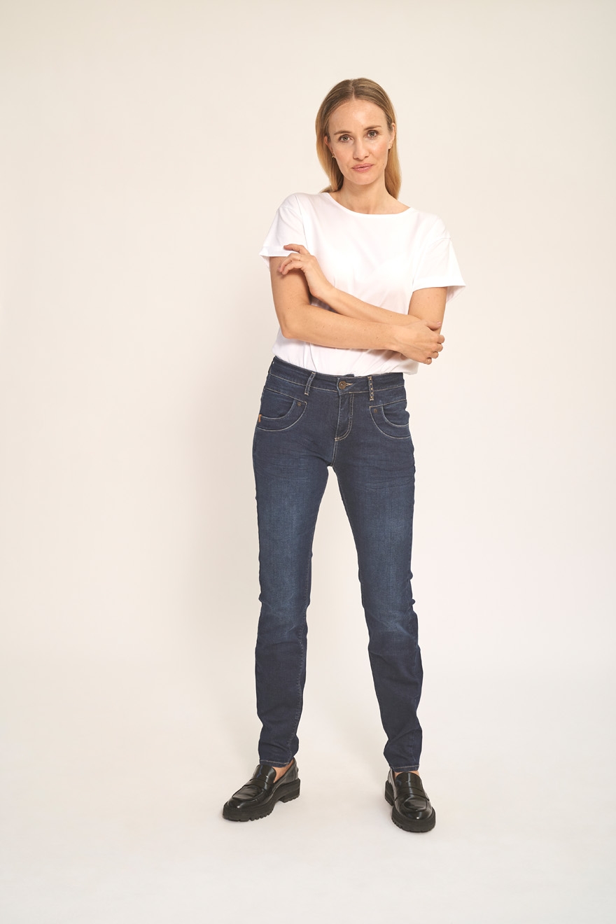 Jeans med pyntenagler på venstre beltestropp foran og på baklommene. Modellen har lettere lav midje, bred lårvidde og vanlig ankelvidde. Er produsert i EU