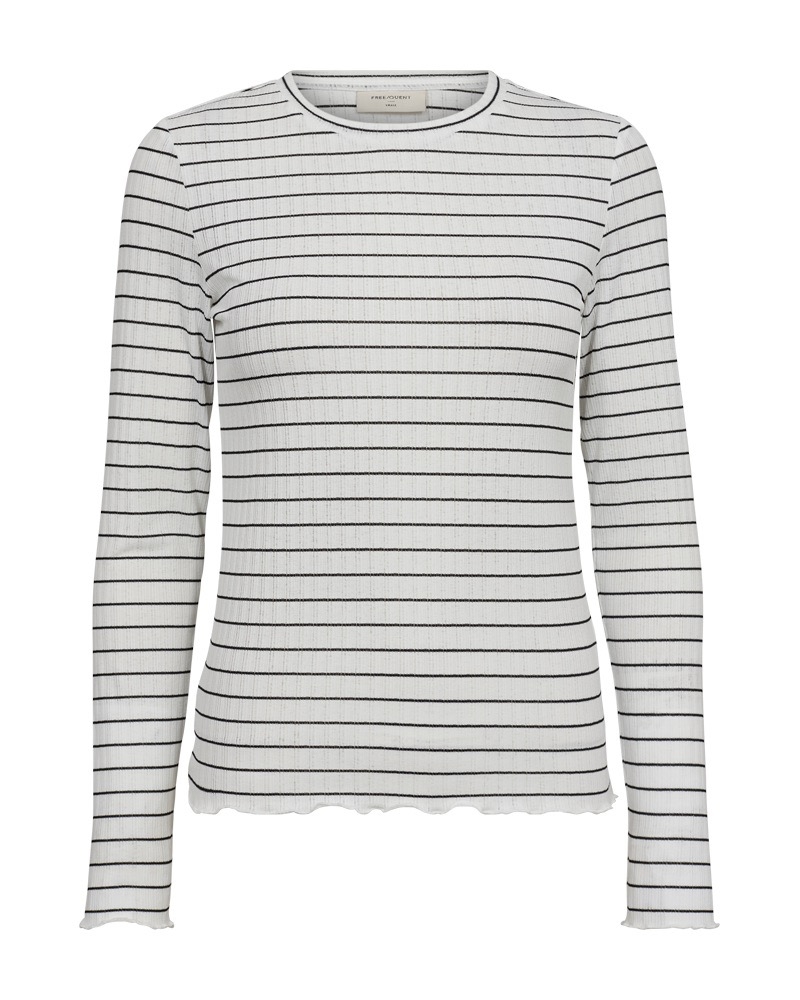 T-skjorte fra Freequent i et mykt, ribbet materiale med stripete trykk. Blusen har en enkel silhuett med lange ermer, avrundet hals, tettsittende passform og nydelige, bølgete falder. En nydelig, stilig bluse.
