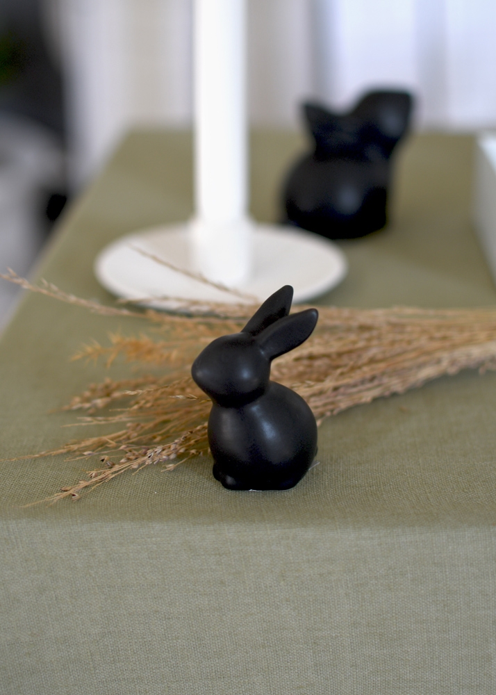 Dekor i glasert keramikk. En søt kanin å pynte med for seg selv, som par eller sammen med vår andre påskepynt.