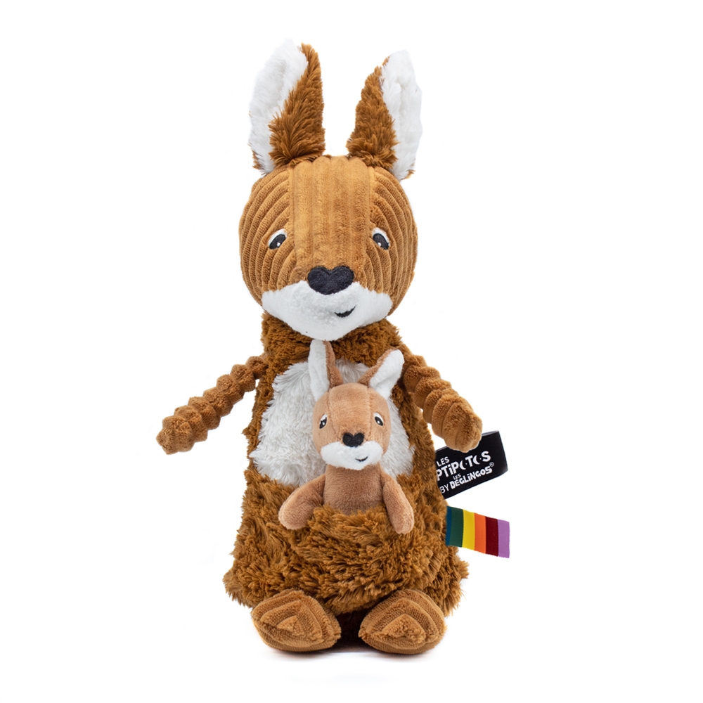 Les deglingos kengurubrun med baby er den perfekte gaven. Denne søte og myke kenguruen med en babykenguru i lommen på magen er både søt og unik.