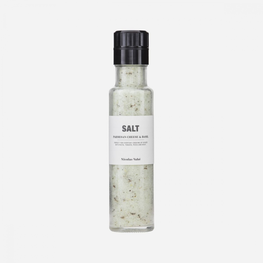 Dette populære saltet, fra Niclas Vahé, med parmesanost og basilikum er et viktig element i ethvert kjøkken. Nyt den fantastiske smaken og den vakre grønne fargen. Denne smaken er spesielt god til pastaretter og til pizza. Saltet kommer i en praktisk kver